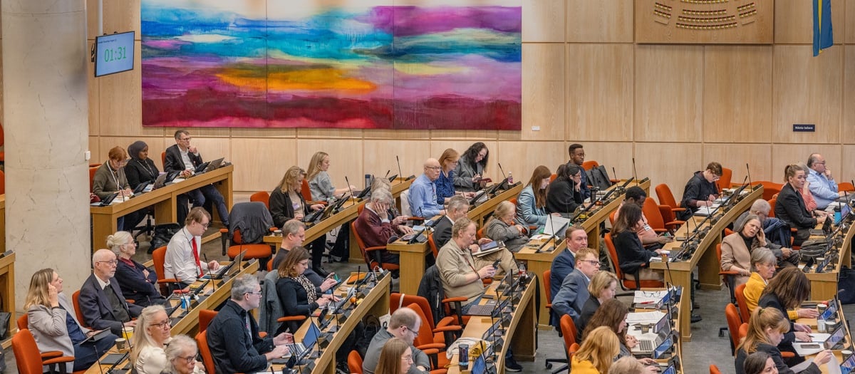 Bild från landstingssalen där ett sammanträde för Regionfullmäktige pågår.