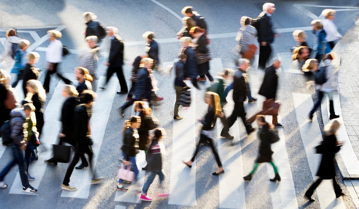 Anonyma personer på övergångsställe